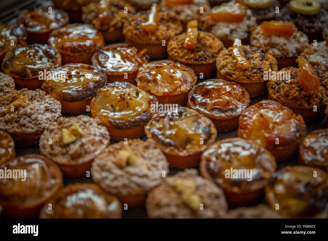 Varie corposo e canapes pronto per essere prelevato e mangiato Foto Stock