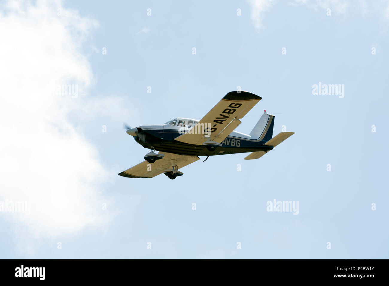 Piper PA-28-140 Cherokee in atterraggio a Wellesbourne Airfield, Warwickshire, Regno Unito (G-AVBG) Foto Stock