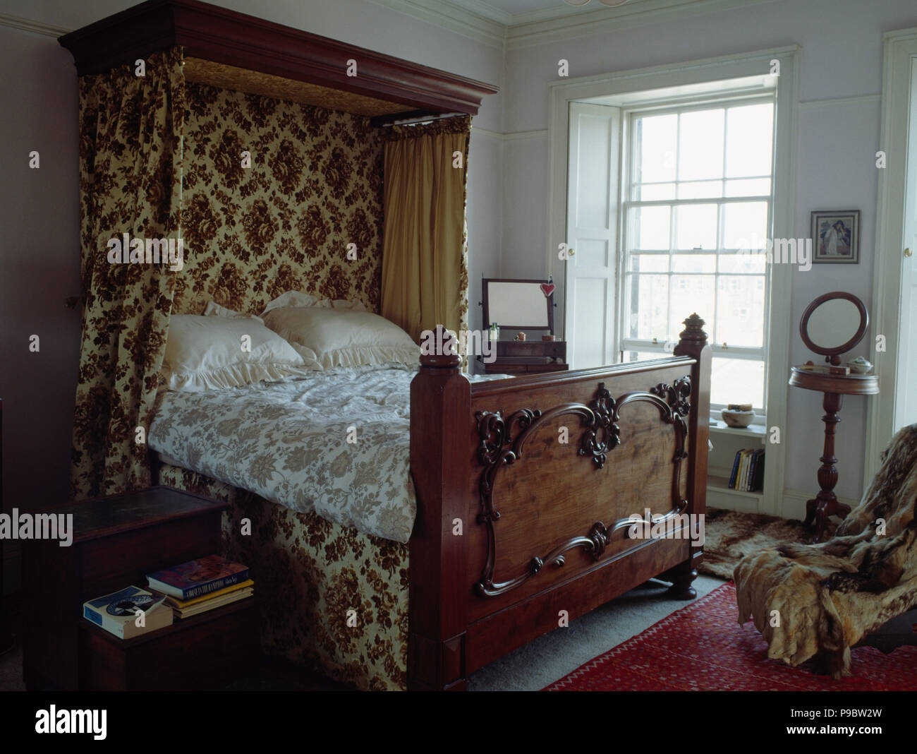 Scolpiti in legno antico semi-baldacchino con motivi curtainson baldacchino in stile vittoriano camera da letto Foto Stock