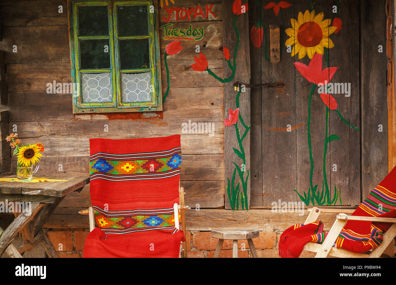 Dettagli della decorazione di una vecchia casa in legno in Serbia, vintage stile di vita. Foto Stock