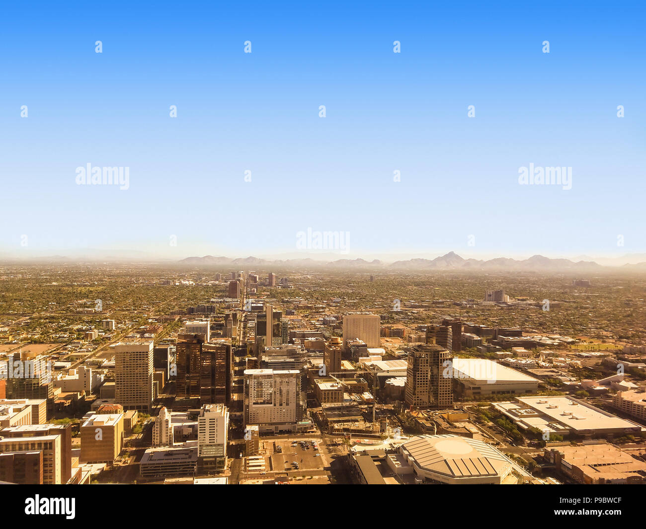 Una prospettiva aerea di Phoenix in Arizona downtown su un soleggiato luglio mattina. Foto Stock