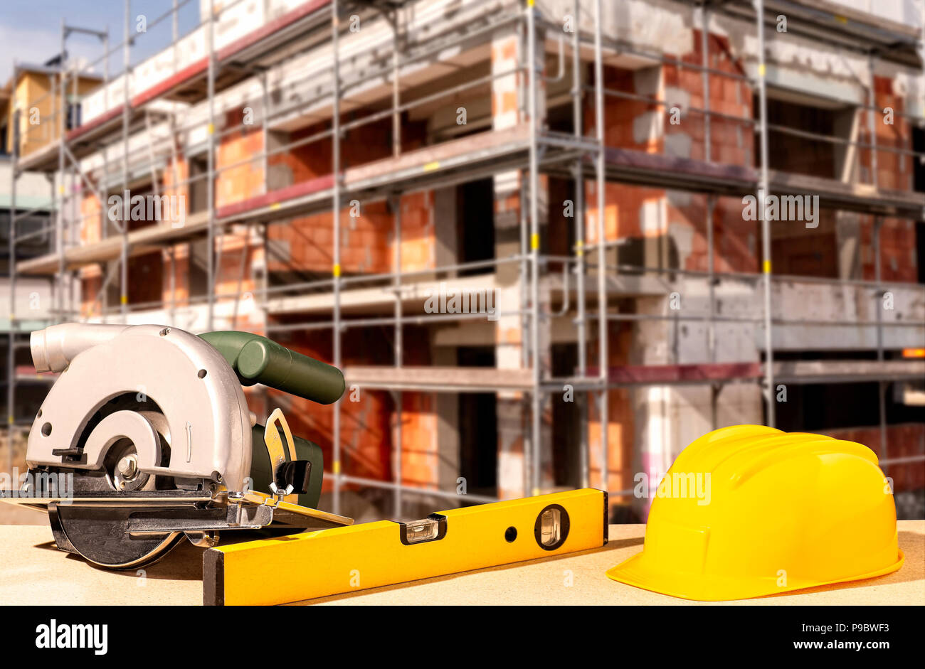 Casco e strumenti con un guscio in background Foto Stock