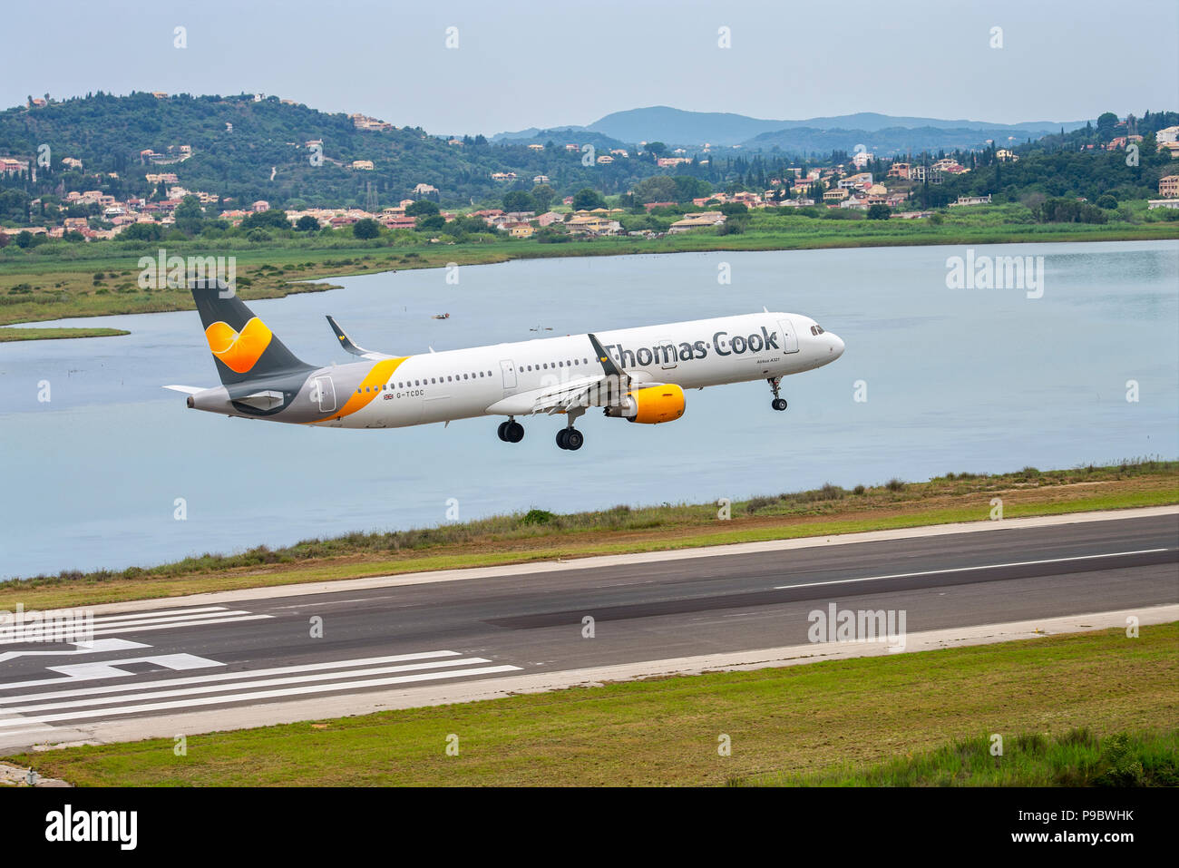 Airbus A321 da Thomas Cook Airlines (G-TCDC) poco prima di atterrare a Corfu Airport Foto Stock
