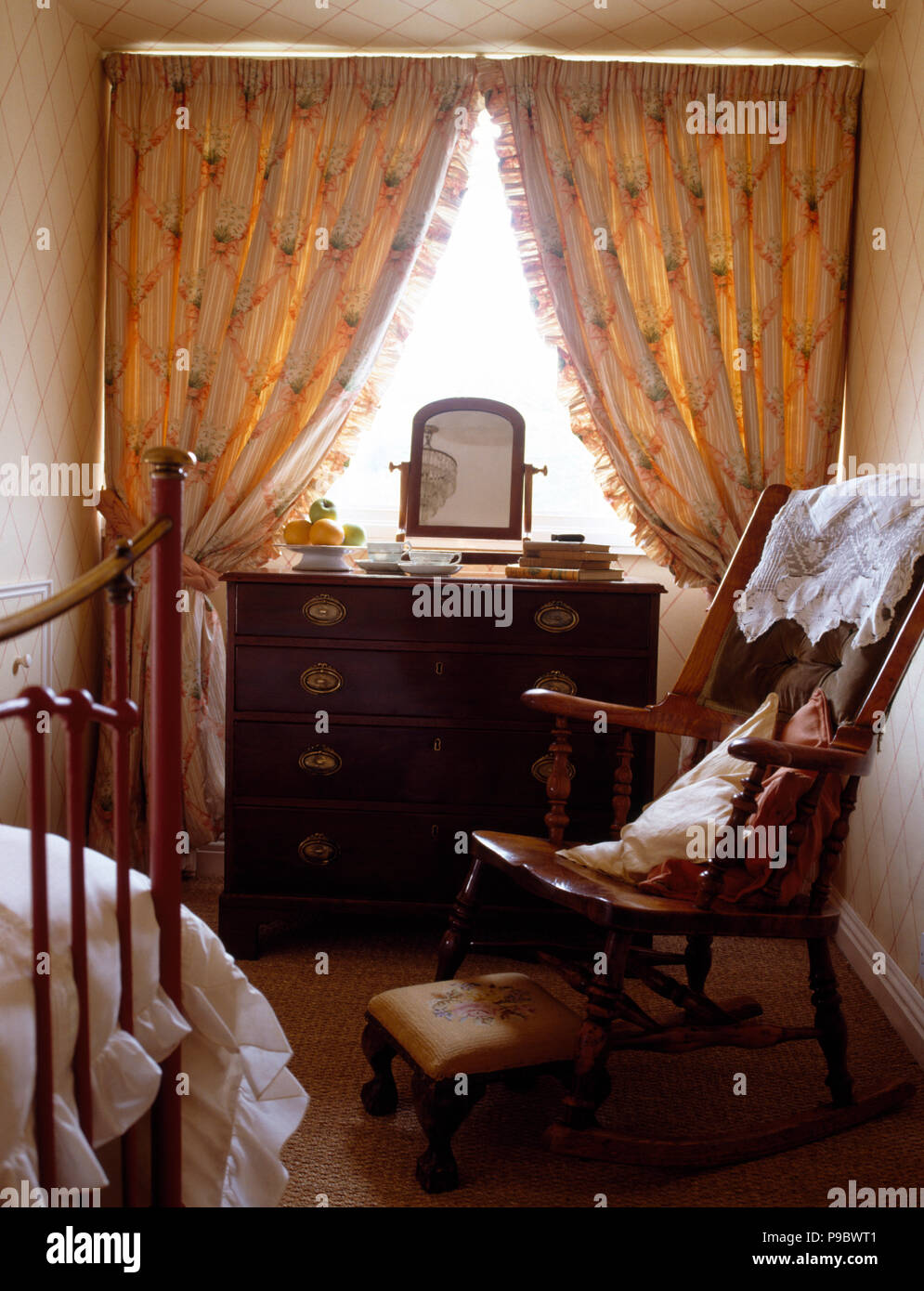 Antiquariato sedia in legno in una piccola camera da letto Antiquariato sedia in legno in una piccola camera da letto