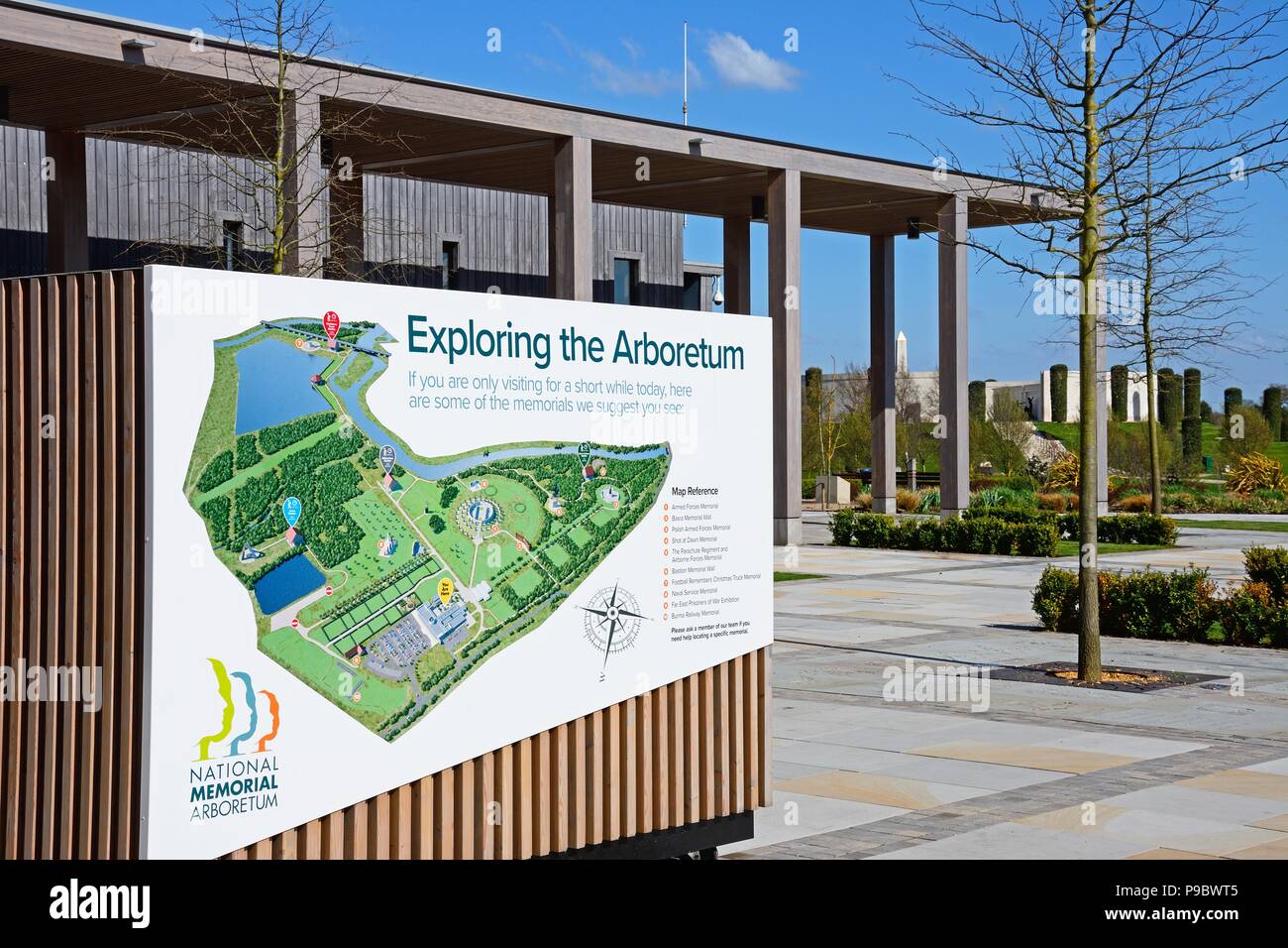 Arboretum map al di fuori del centro visitatori con le Forze Armate Memorial e giardini a posteriori e il National Memorial Arboretum, Alrewas, Staffordshire, Foto Stock