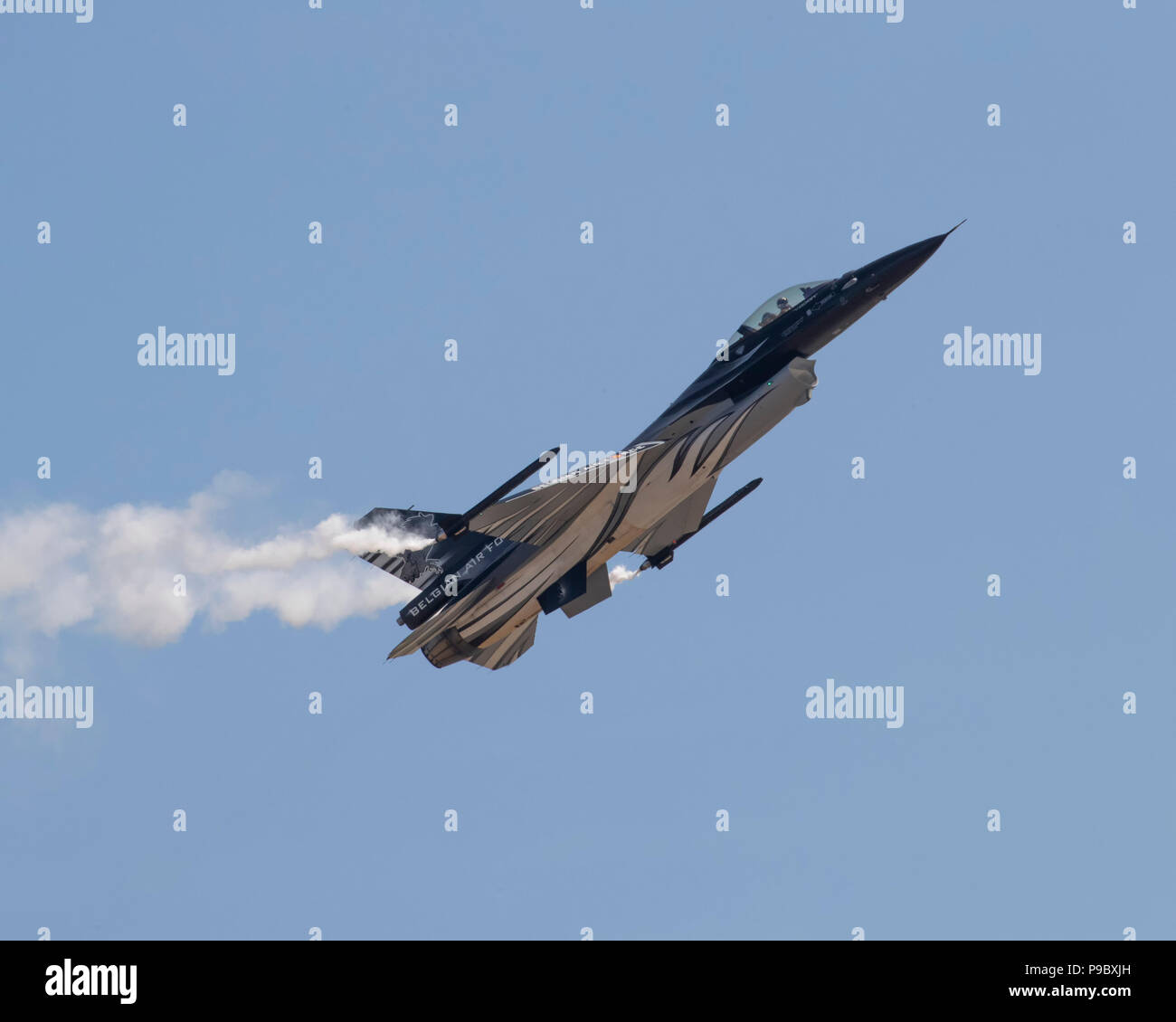 Aria belga Forza F-16 Fighting Falcon 'Dark Falcon' visualizza l'annuale RNAS Yeovilton aria giorno Foto Stock