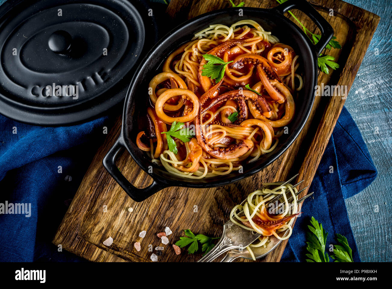 Cucina Italiana, Calamari Fra Diavolo, spaghetti marinara con pesce e frutti di mare, il fondo azzurro spazio copia vista superiore Foto Stock