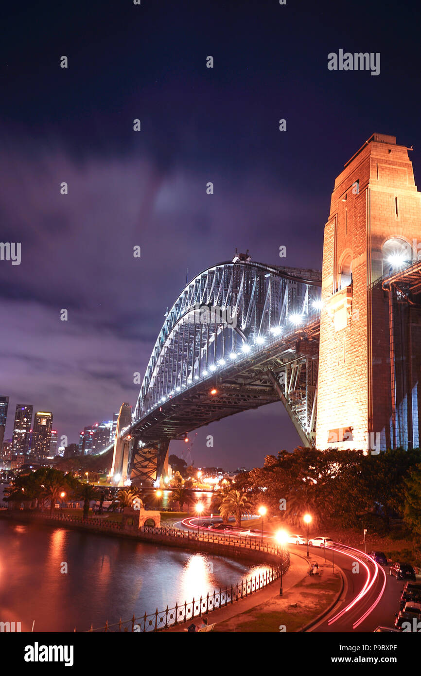 Il Sydney Harbour Bridge di notte, vista da Kirribilli, un acciaio attraverso il ponte di arco attraverso il porto di Sydney che porta rampa, vehicular, bicicletta e ped Foto Stock