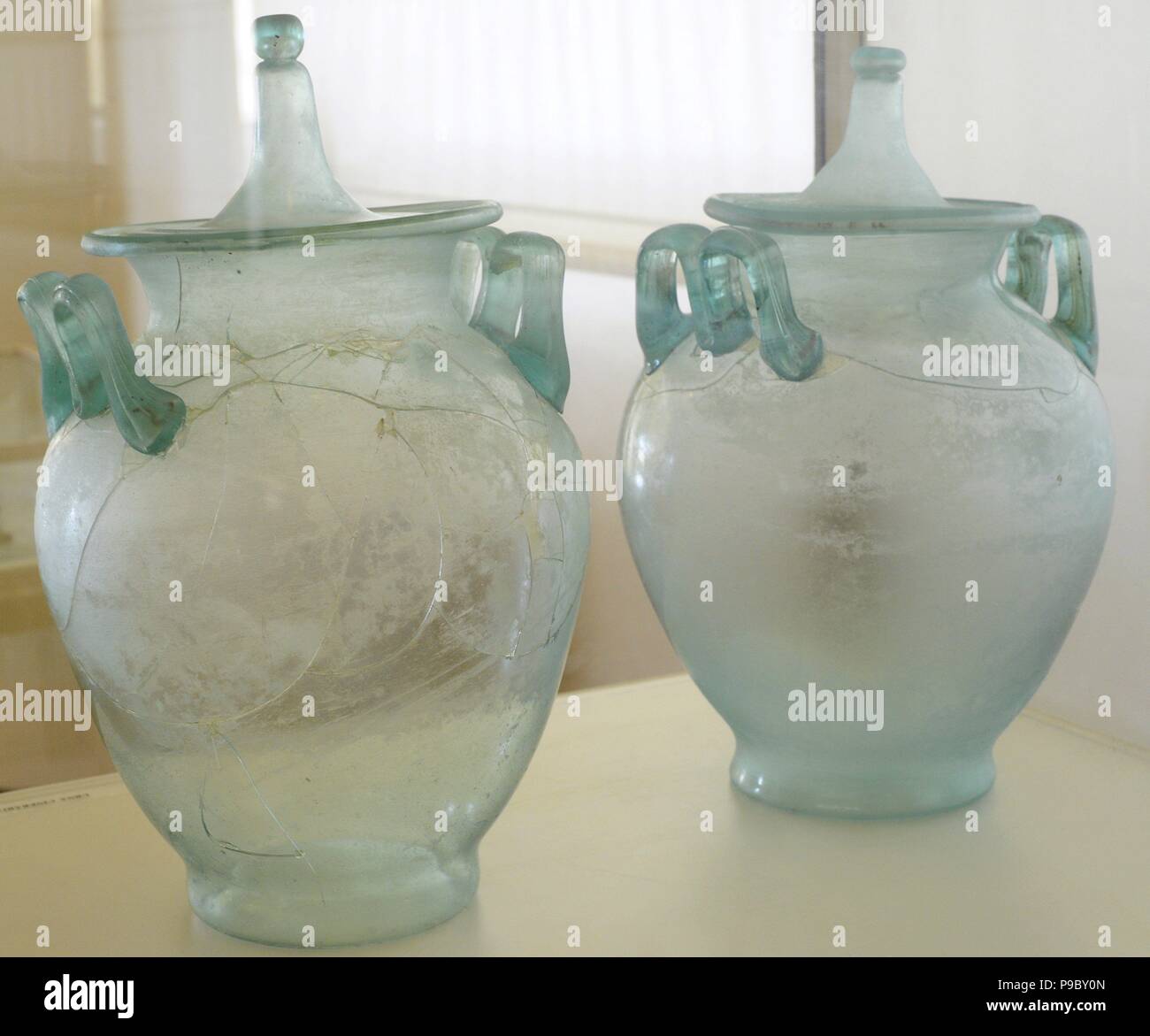 Urne. Incenerimento. Il cristallo. 1a-2a secolo. Essi provengono da un monumento funerario situato tra le strade Francesc Bastos e Eivissa, Tarragona. Museo Archeologico Nazionale. Tarragona. La Catalogna, Spagna. Foto Stock