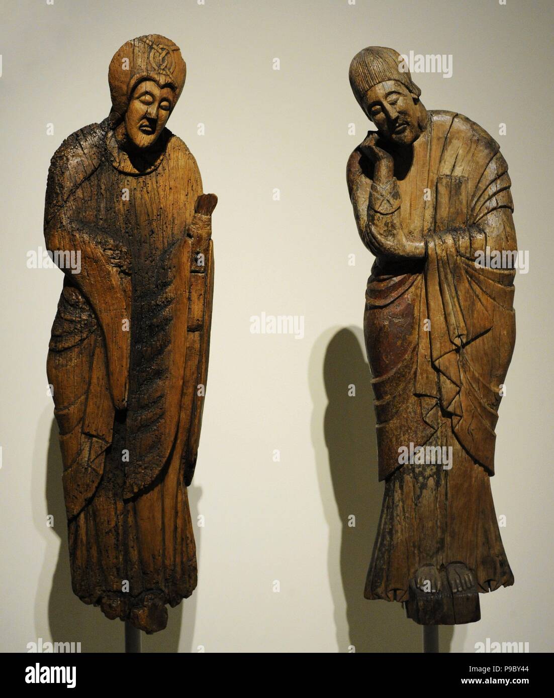 Discesa dalla Croce. Le figure della Vergine Maria e di San Giovanni Evangelista. Seconda metà del XII secolo. Legno. Dalla Chiesa Parrocchiale di Santa Eulalia di Erill la Vall (Boi Valley, Catalogna). Museo d'Arte Nazionale della Catalogna. Barcellona. La Catalogna. Spagna. Foto Stock