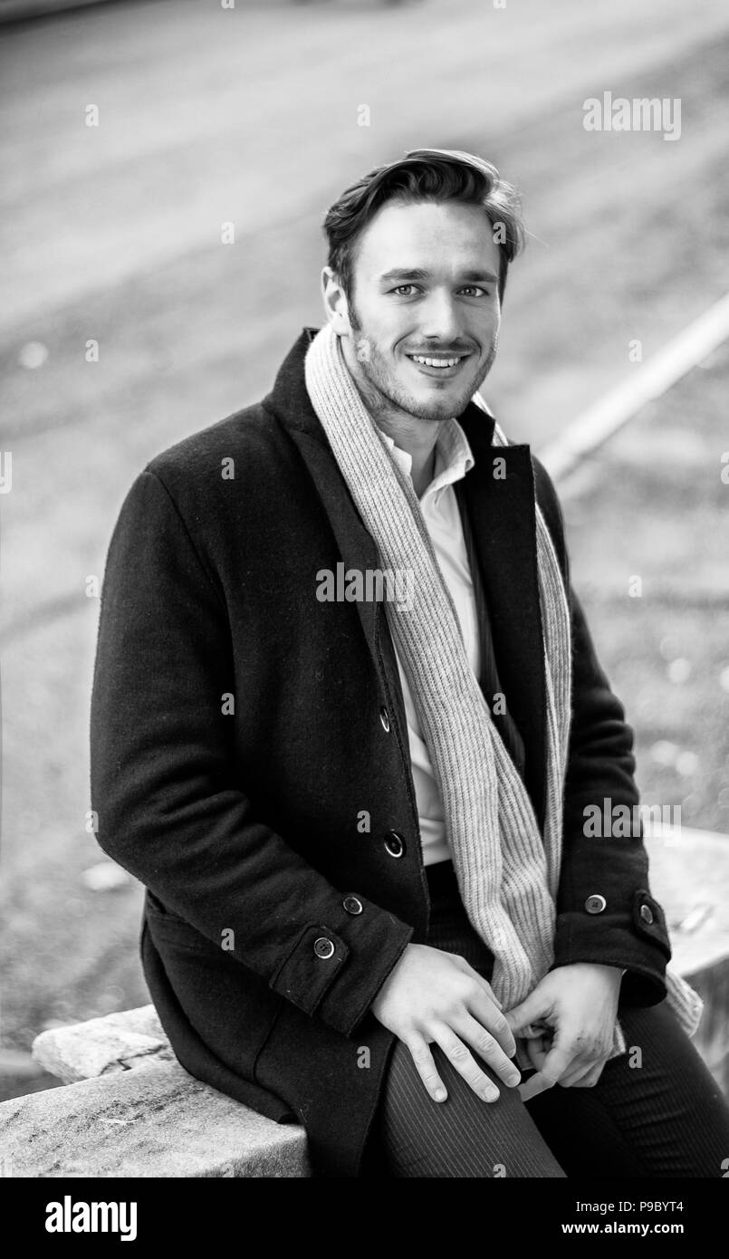 Bel giovane all'aperto in inverno la moda Foto Stock