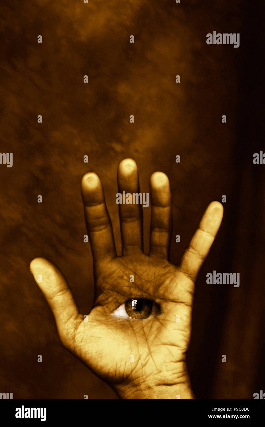 Composito di un palmo aperto della mano con un occhio al suo interno Foto Stock