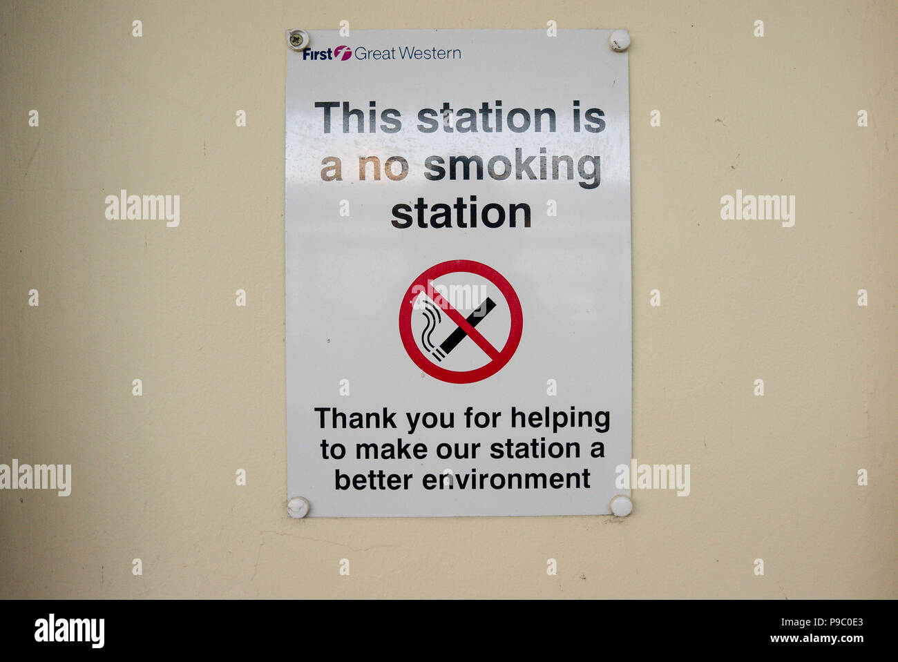 Un avviso a un British railway station ricordando i passeggeri che si tratta di un non-fumatori LUOGO NEL REGNO UNITO Foto Stock