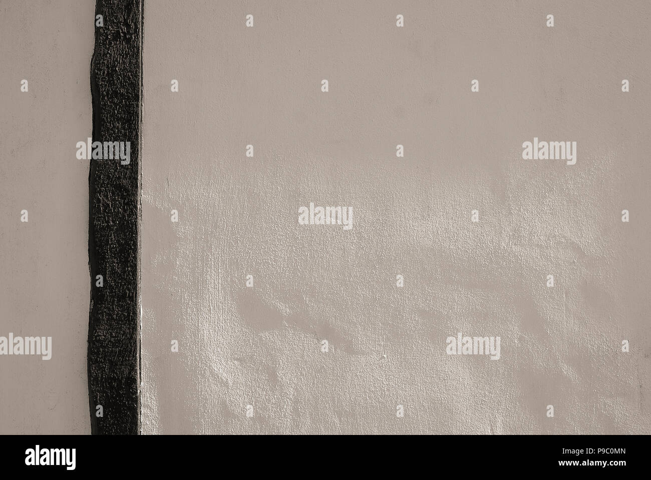 Un muro bianco nero con funzione di legname che mostra la texture di intonaco. Adatto per l'uso come sfondo Foto Stock