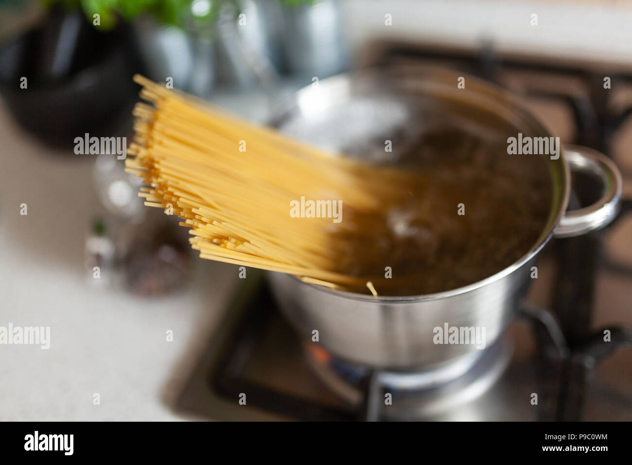 Cucinare gli spaghetti in una pentola Foto Stock