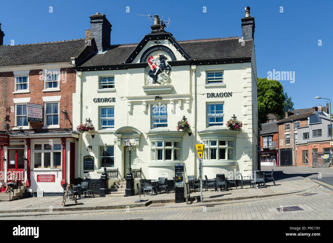 Il George and Dragon pub in Victoria Square nel Derbyshire Dales città mercato di Ashbourne Foto Stock