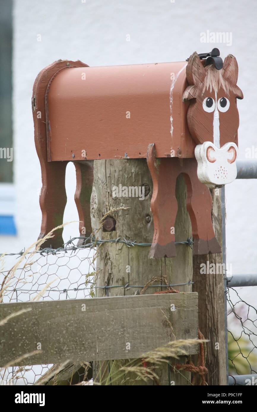 Stile Americano nella casella di posta su un palo di legno a forma di cavallo marrone con un muso bianco Foto Stock