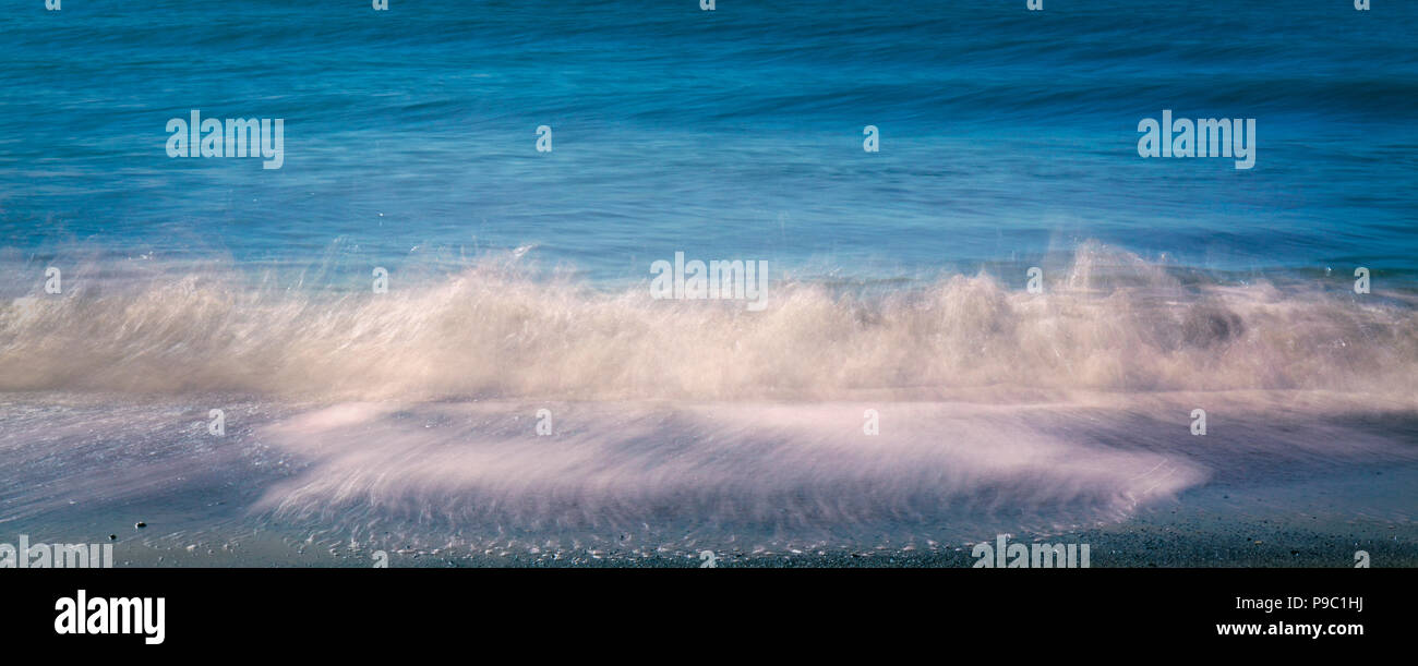 Seascape. Onde che si infrangono sulla riva. Foto Stock