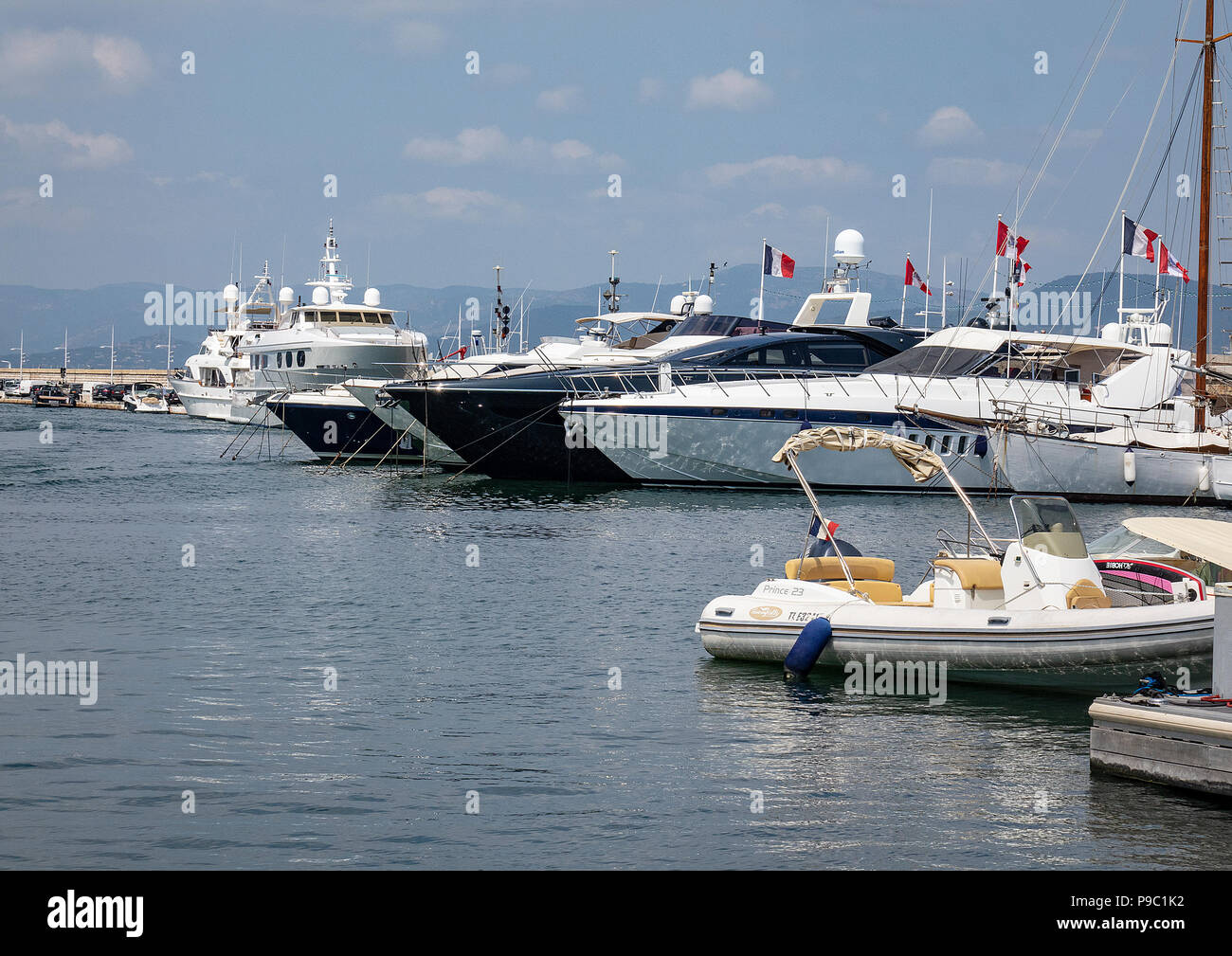 Barche ormeggiate nel porto di Saint Tropez nel sud di Francia sulla Costa Azzurra Foto Stock