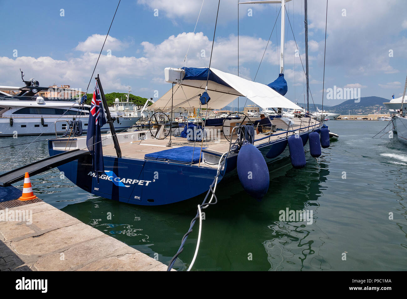 Barche ormeggiate nel porto di Saint Tropez nel sud di Francia sulla Costa Azzurra Foto Stock