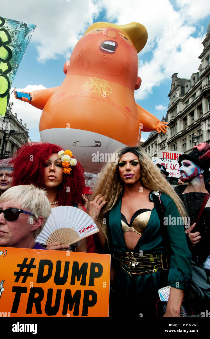 Il 13 luglio 2018.Il Centro di Londra. Manifestazione contro la visita del Presidente americano Donald Trump in Inghilterra. Un piccolo colpo fino Trump effigie in Parlamento Squ Foto Stock