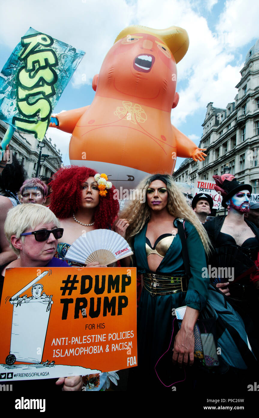 Il 13 luglio 2018.Il Centro di Londra. Manifestazione contro la visita del Presidente americano Donald Trump in Inghilterra. Un piccolo colpo fino Trump effigie in Parlamento Squ Foto Stock