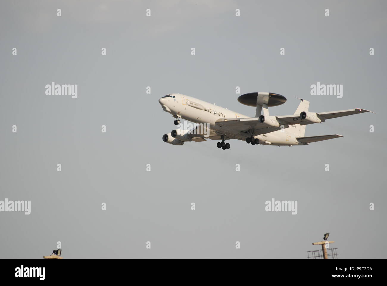 Boeing E-3A Airborne Avvertenza & sistema di controllo (AWACS) aeromobile, con il suo distintivo cupole radar montato sulla fusoliera, oltre la NATO Air Base (NAB) Foto Stock