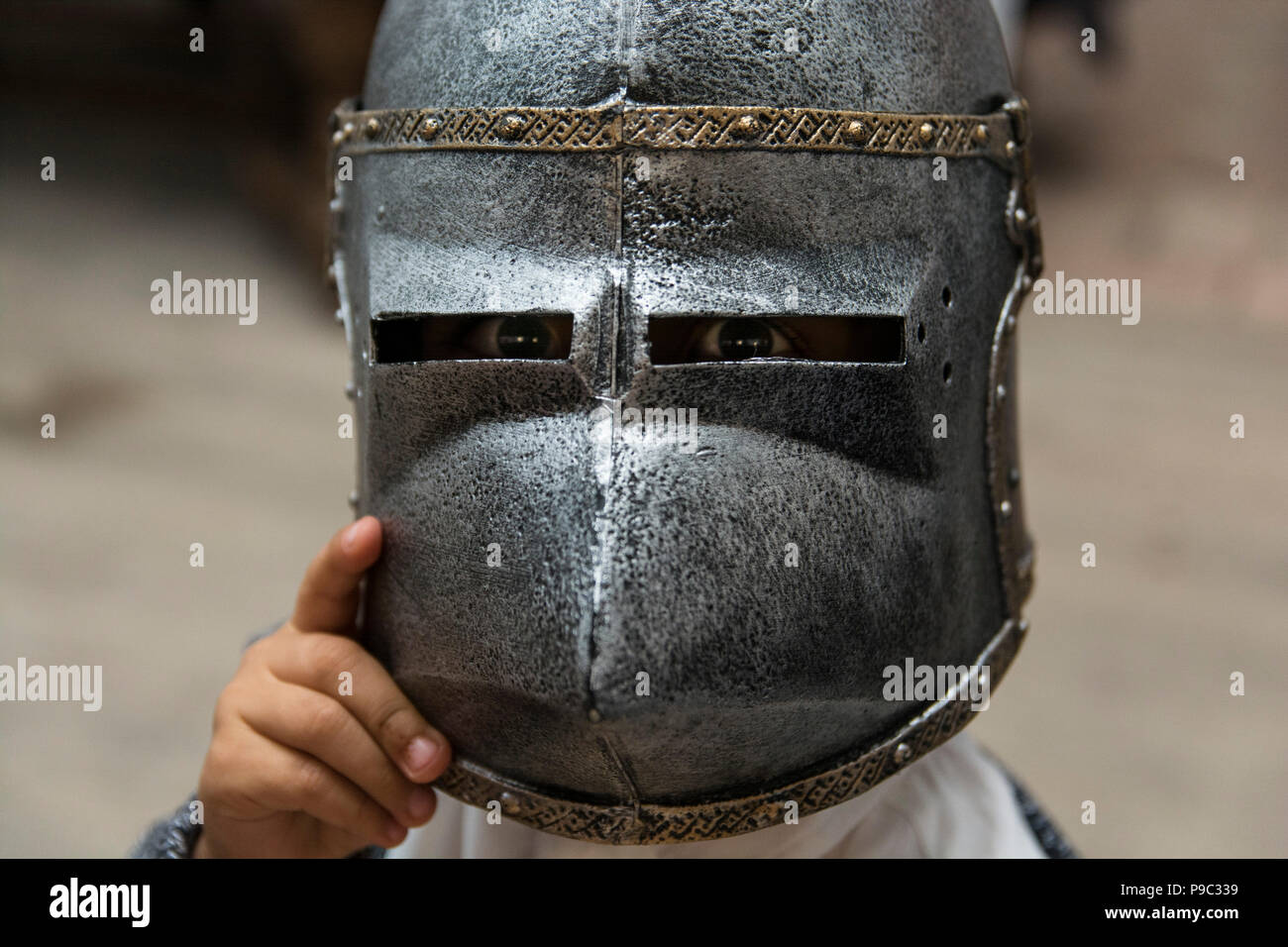 Little Boy in knight casco al kinder party Foto Stock