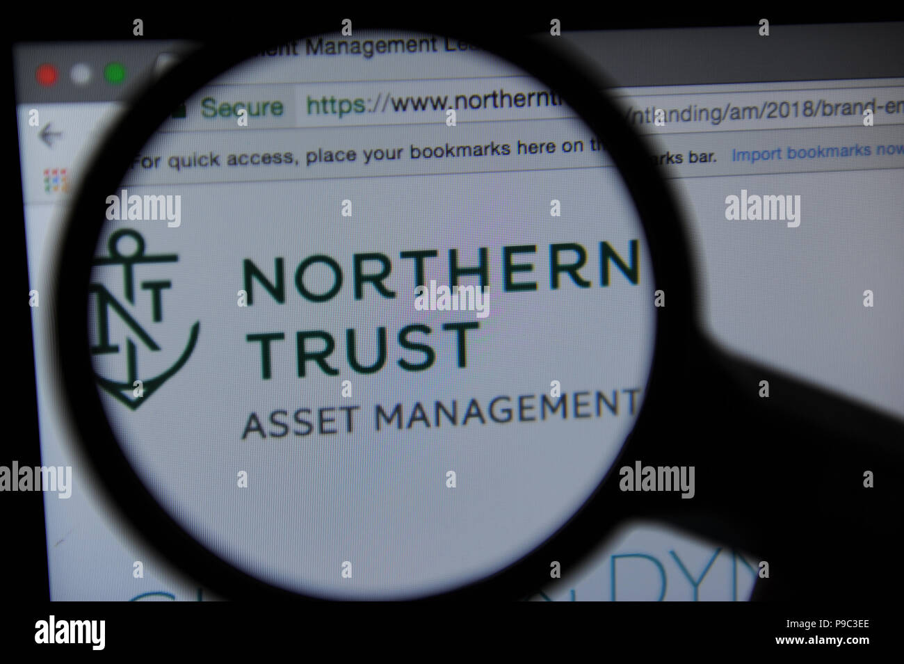 Il Northern Trust sito visto attraverso una lente di ingrandimento Foto Stock