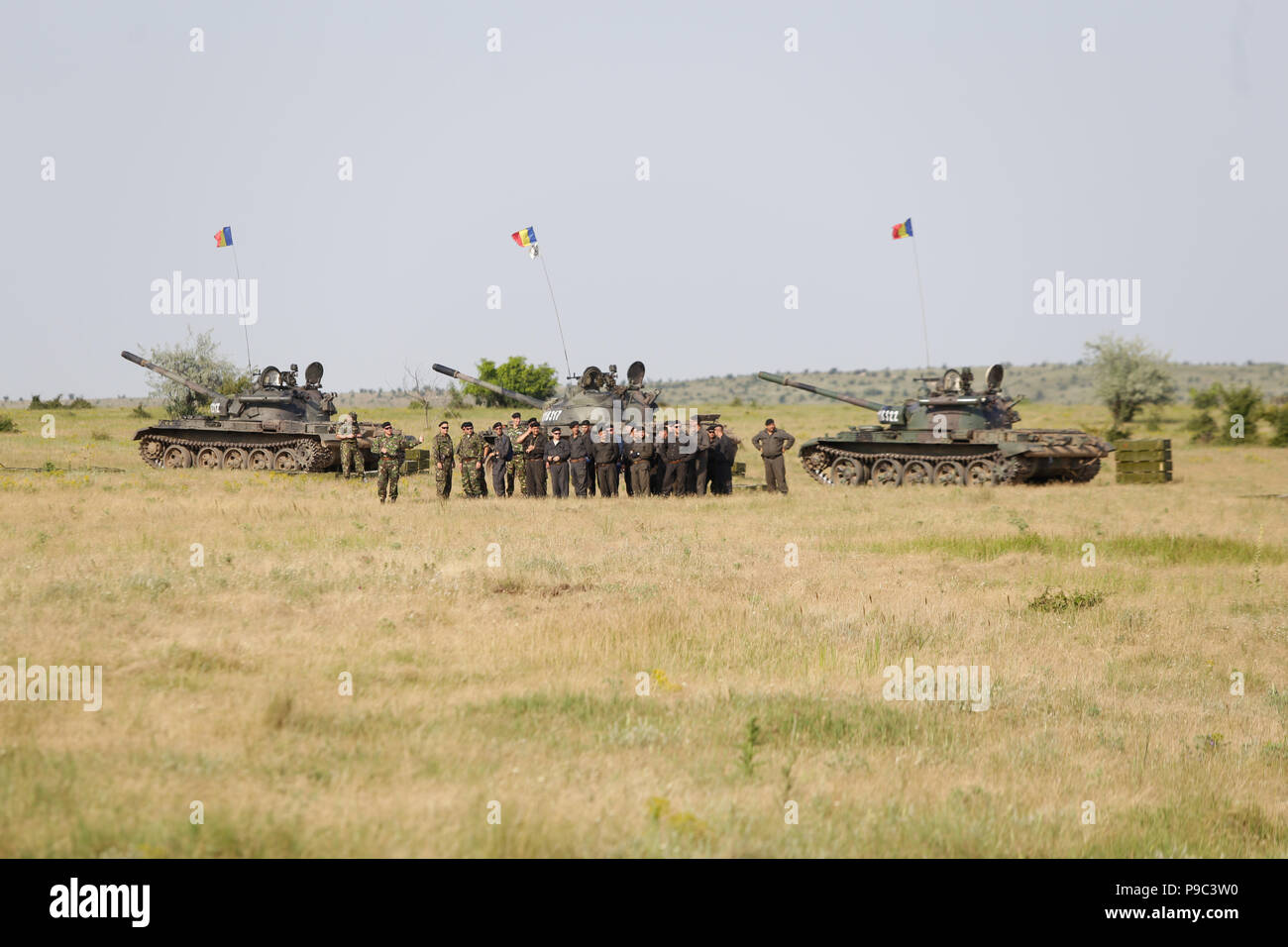 BABADAG, Romania - 23 giugno 2018: soldati rumeni vicino russo realizzato T-55 carri leggeri durante un drill Foto Stock
