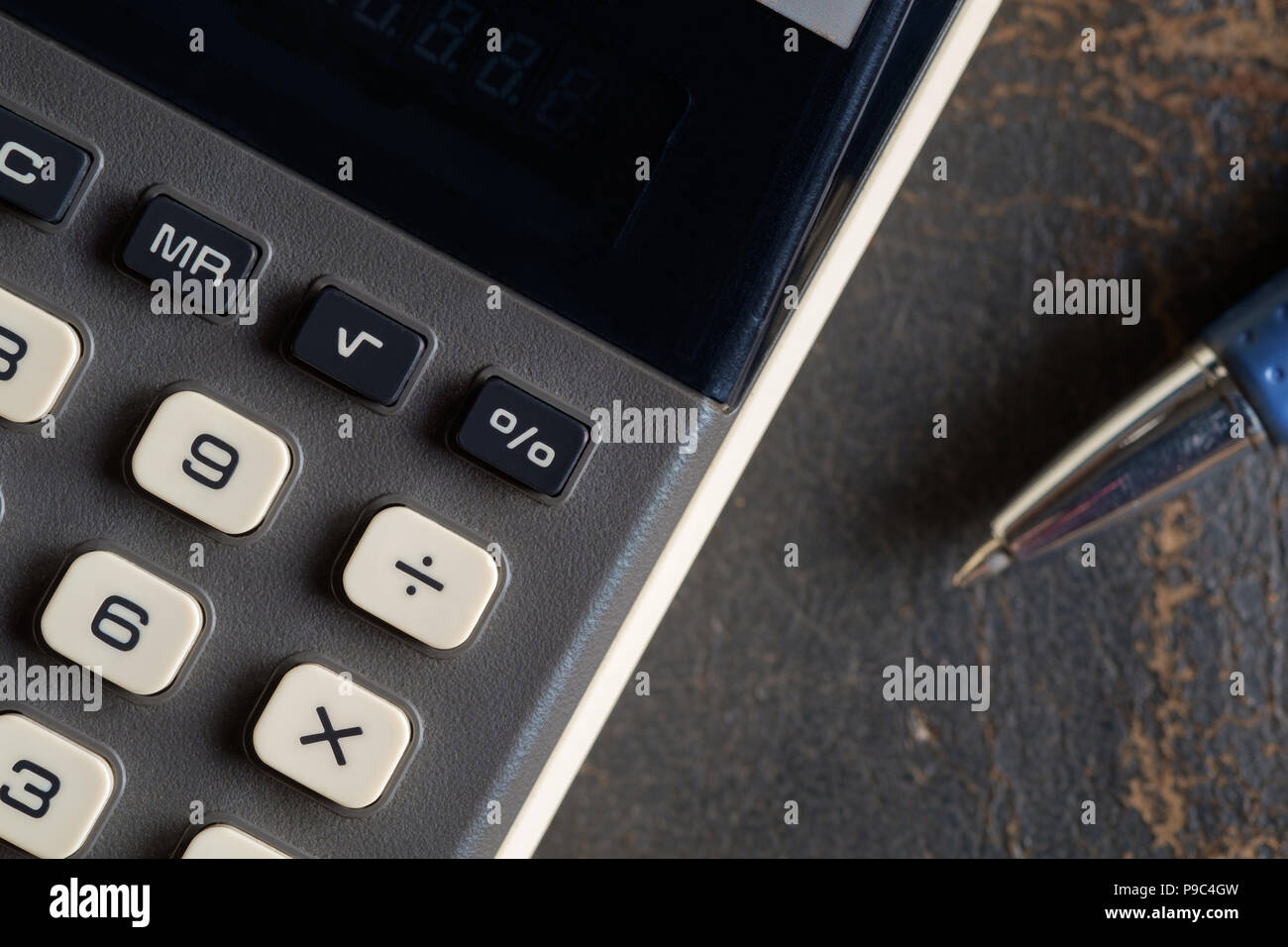 Vista della calcolatrice sul vecchio sfondo in pelle. Foto Stock