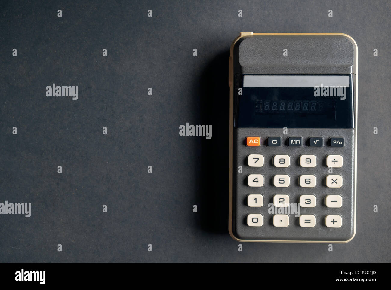 Vista della calcolatrice sul sporco nero lo sfondo della carta. Foto Stock