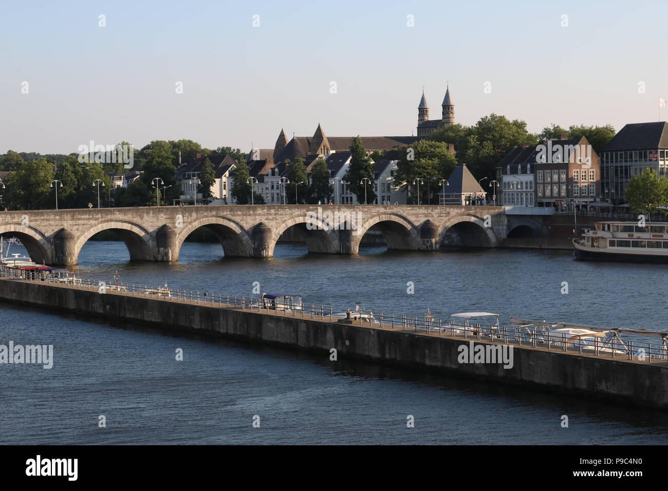 Vista della città di Maastricht, Paesi Bassi con il fiume Meuse e Sint Servaas bridge Foto Stock