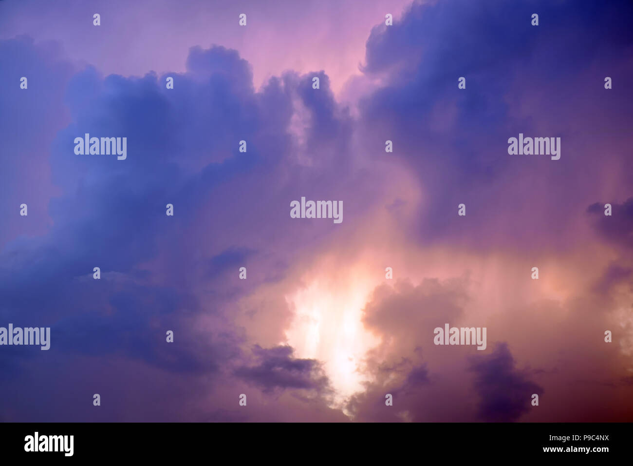 Cielo e nubi al crepuscolo. Foto Stock