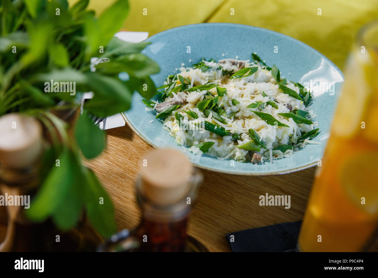 Pollo alla griglia insalata Caesar con formaggio e crostini Foto Stock