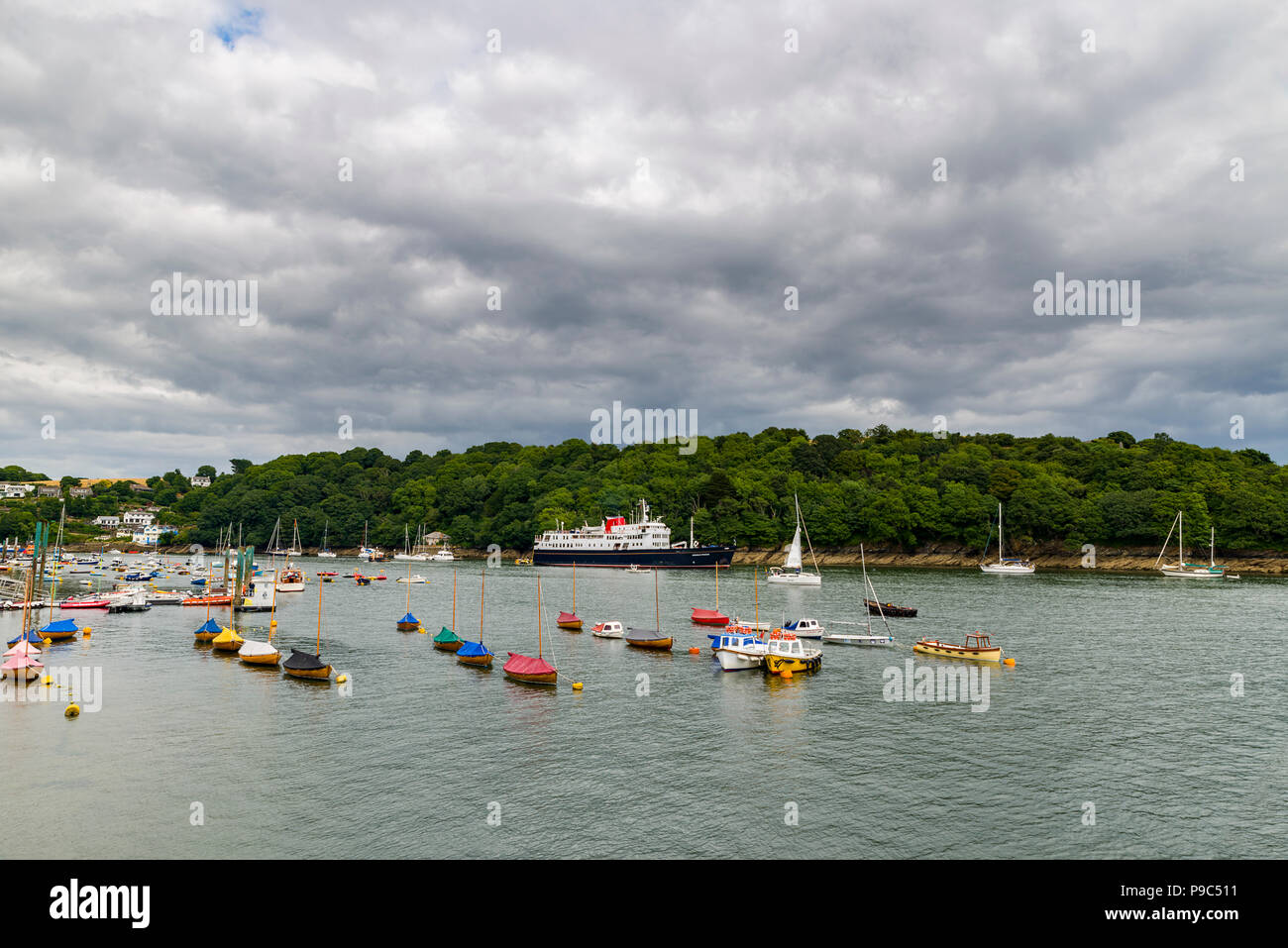 Fatturato come il lusso più piccola nave da crociera a galla la tira delle Ebridi in Fowey Harbour per un soggiorno di una notte. Foto Stock