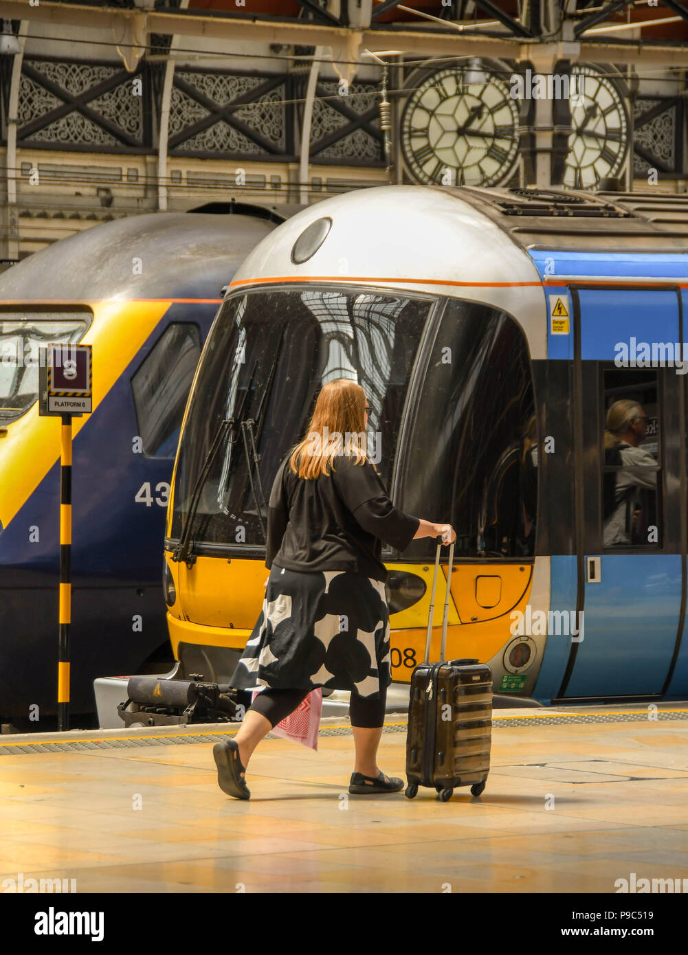 Il passeggero a piedi lungo una piattaforma a Londra la stazione ferroviaria di Paddington a bordo del treno Heathrow Express Foto Stock