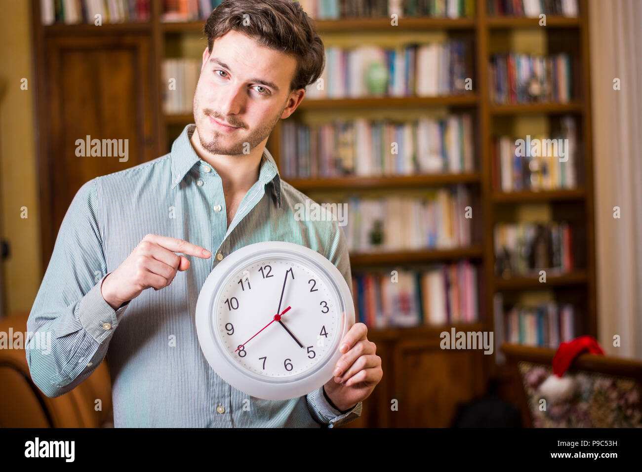 Giovane uomo ha paura del tempo di orologio di contenimento Foto Stock
