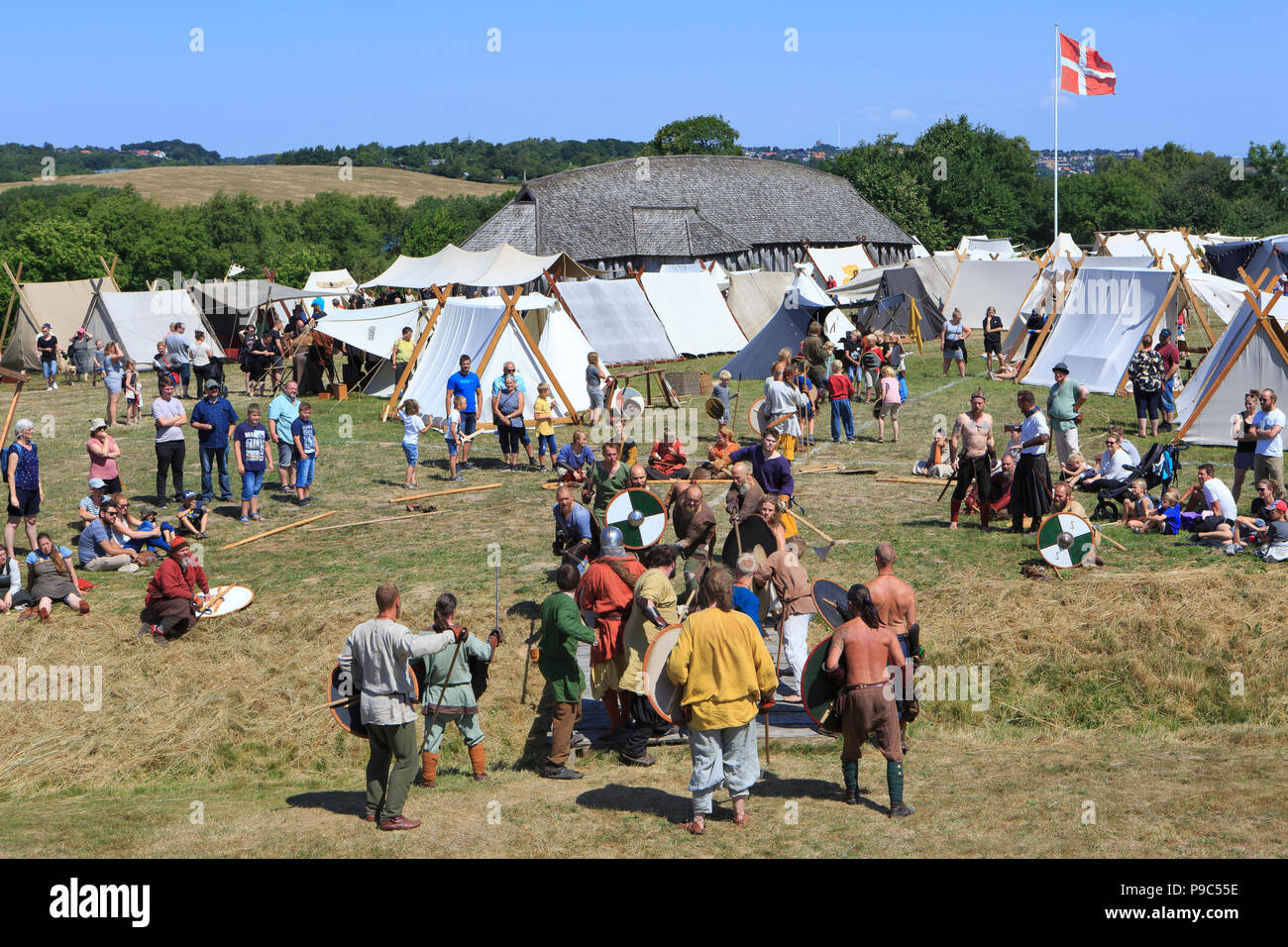 Viking giochi durante il Viking Festival di Fyrkat, Danimarca Foto Stock