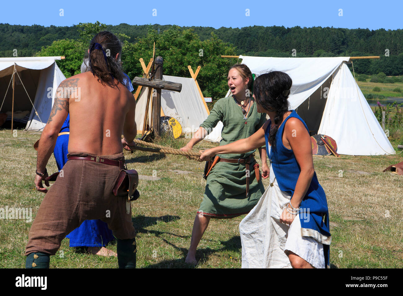 Viking giochi durante il Viking Festival di Fyrkat, Danimarca Foto Stock