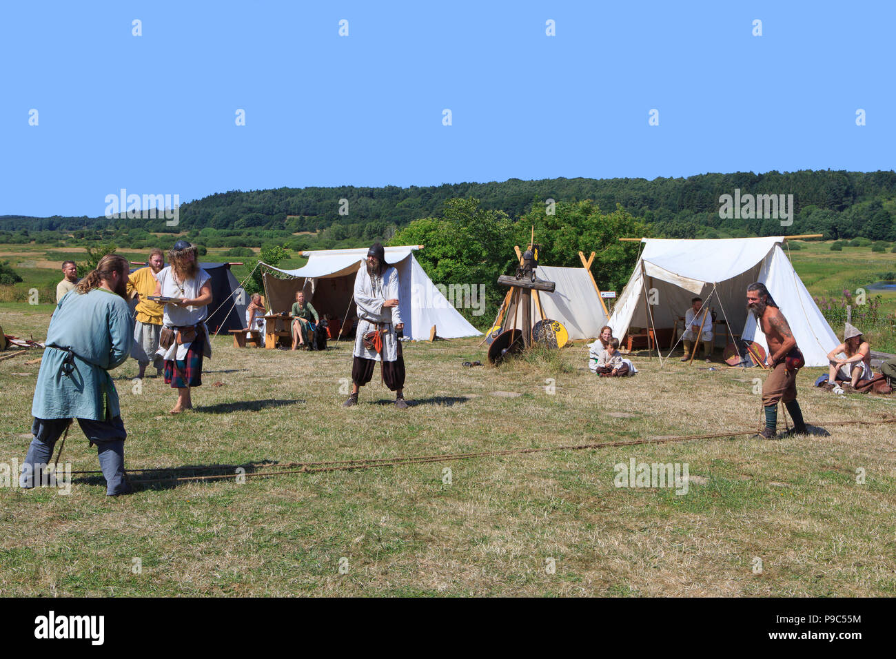 Viking giochi durante il Viking Festival di Fyrkat, Danimarca Foto Stock