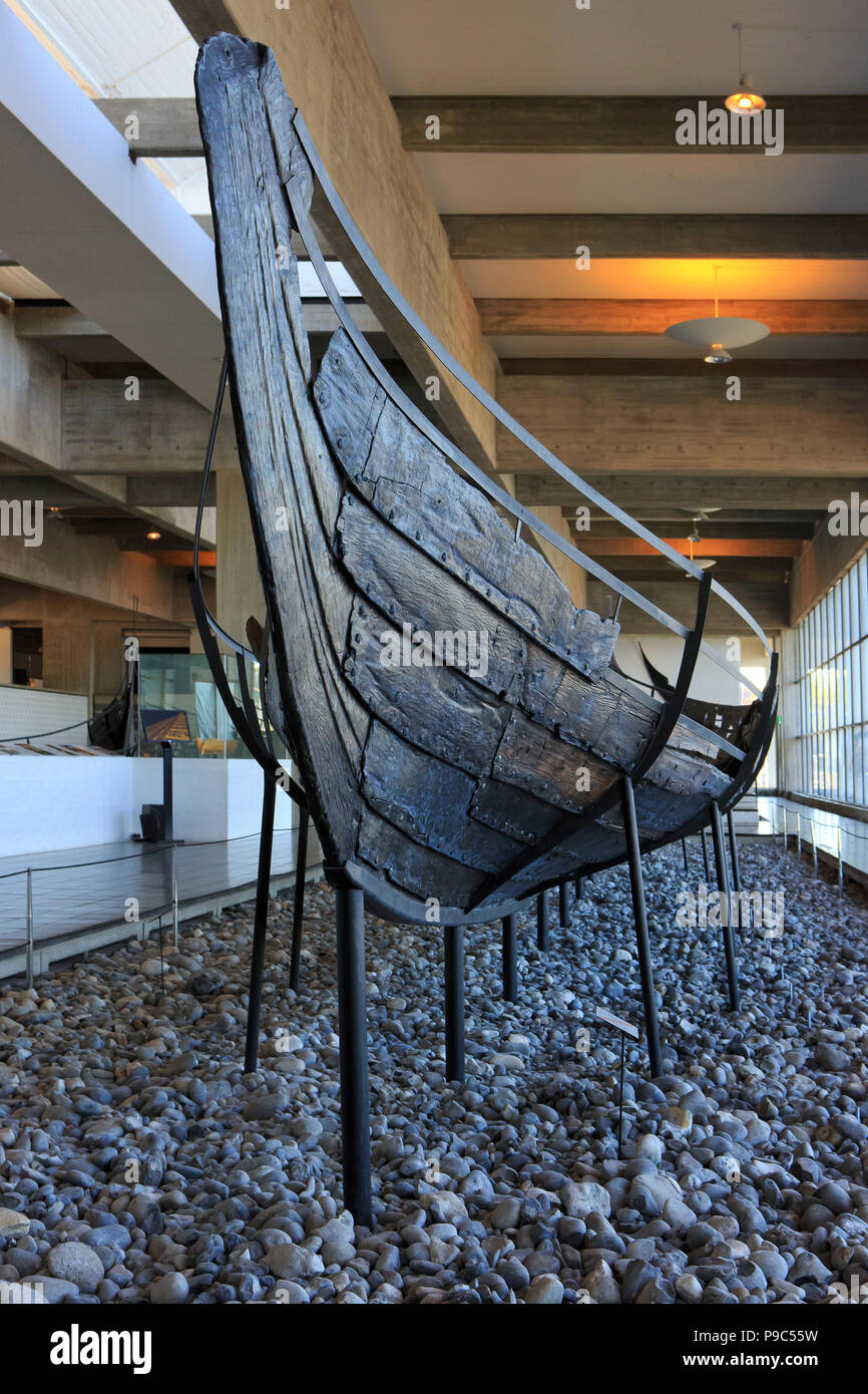 Un originale undicesimo secolo Viking Ship (Skuldelev 5) presso il Museo delle Navi Vichinghe a Roskilde, Danimarca Foto Stock