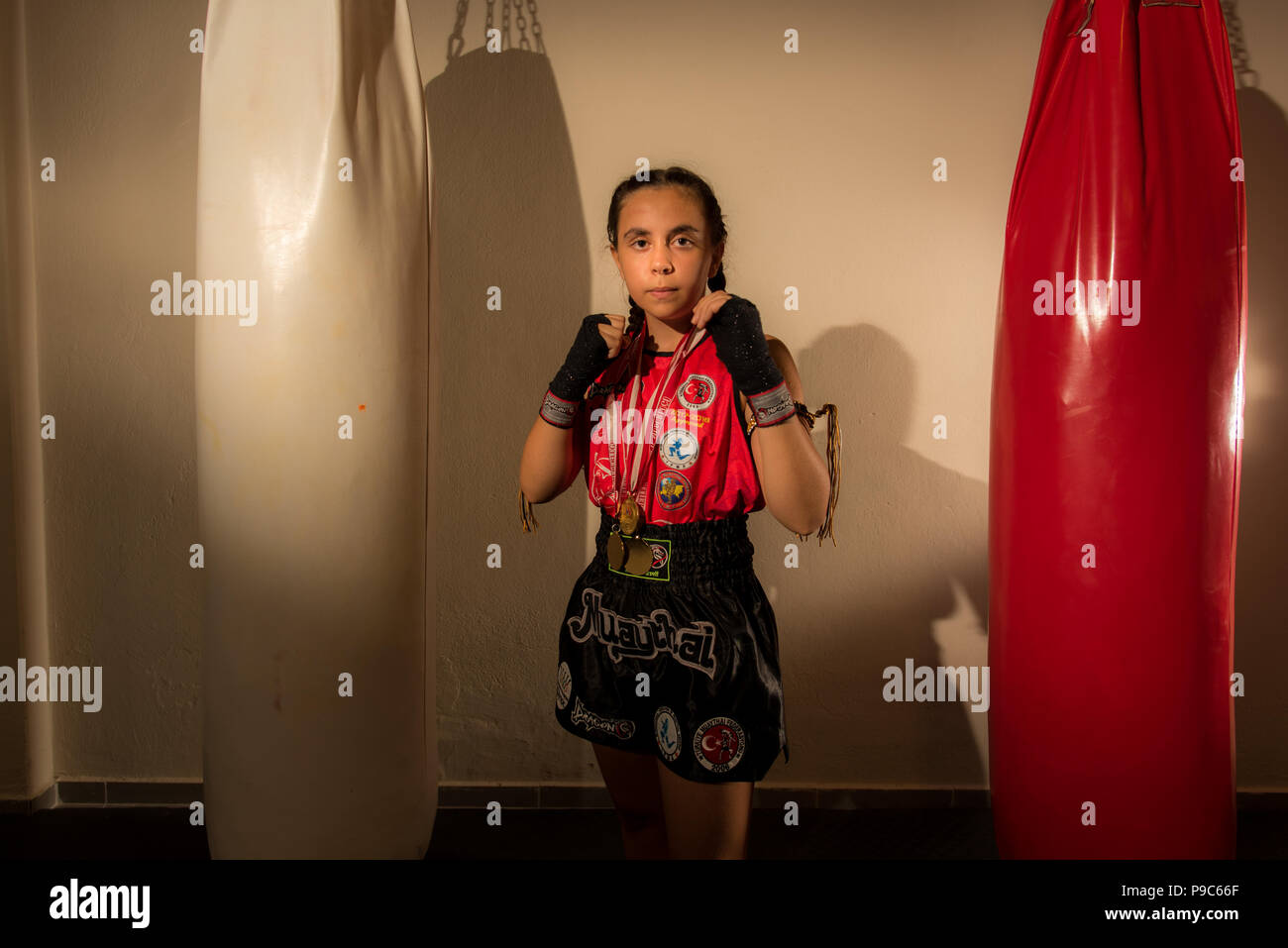 Ragazza giovane femmina junior kick boxer Muay Thai boxe MMA fighter Foto Stock