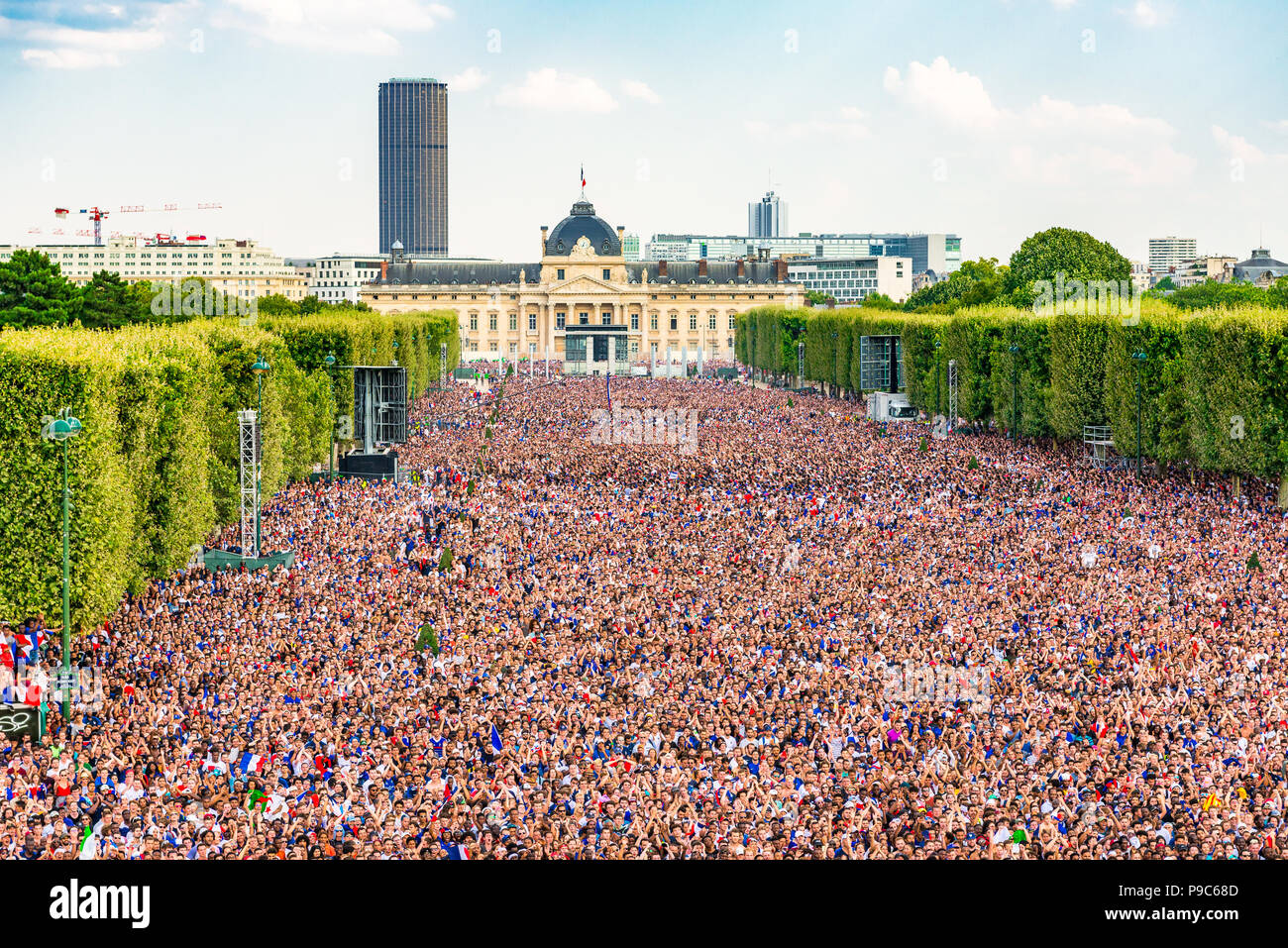 Parigi, Francia. Il 15 luglio 2018. Una grande folla di giro a Parigi per guardare la Francia vince la Coppa del mondo. Parigi, Francia. Credito: Samantha Ohlsen/Alamy Live ne Foto Stock