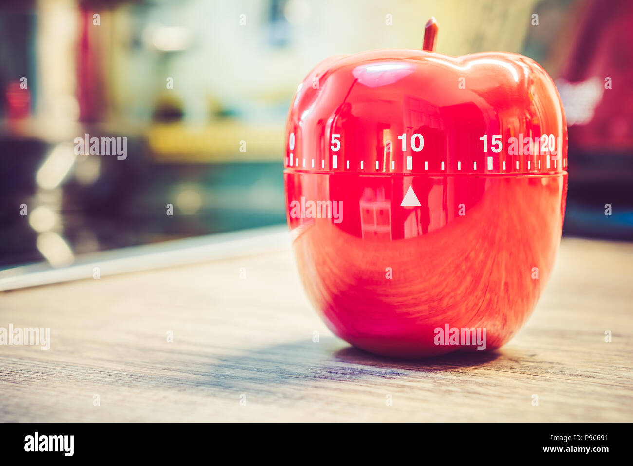 10 minuti - Rosso Cucina Timer uovo in forma di Apple sul bancone Foto Stock