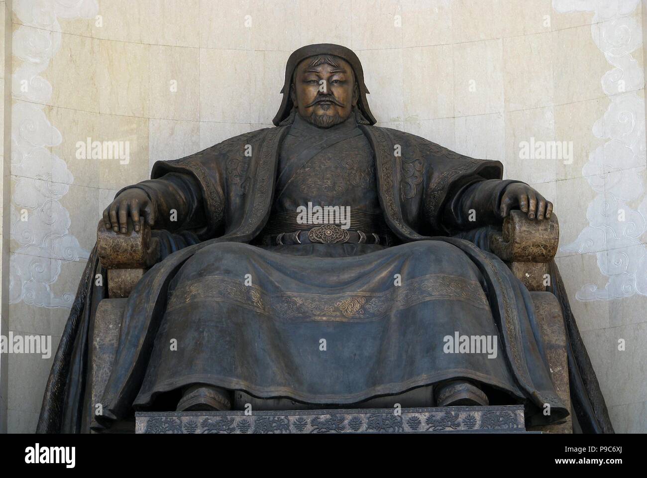 Seduto statua di Chingis Khan presso il Palazzo del Parlamento in Ulan Bator. Foto Stock