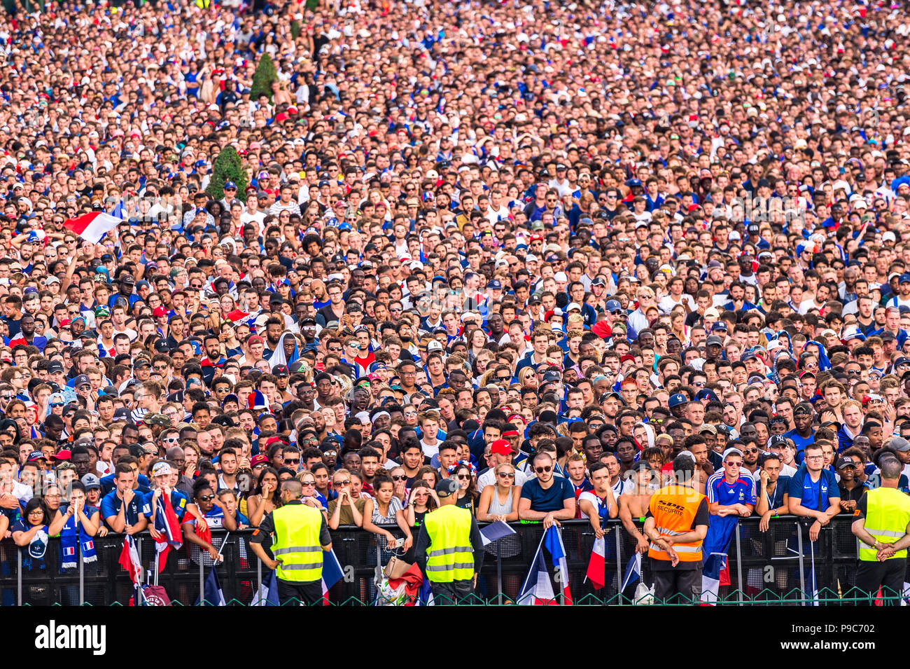 Parigi, Francia. Il 15 luglio 2018. Una grande folla di giro a Parigi per guardare la Francia vince la Coppa del mondo. Parigi, Francia. Credito: Samantha Ohlsen/Alamy Live ne Foto Stock