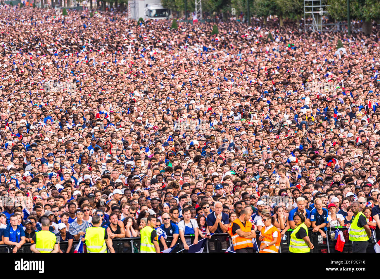 Parigi, Francia. Il 15 luglio 2018. Una grande folla di giro a Parigi per guardare la Francia vince la Coppa del mondo. Parigi, Francia. Credito: Samantha Ohlsen/Alamy Live ne Foto Stock