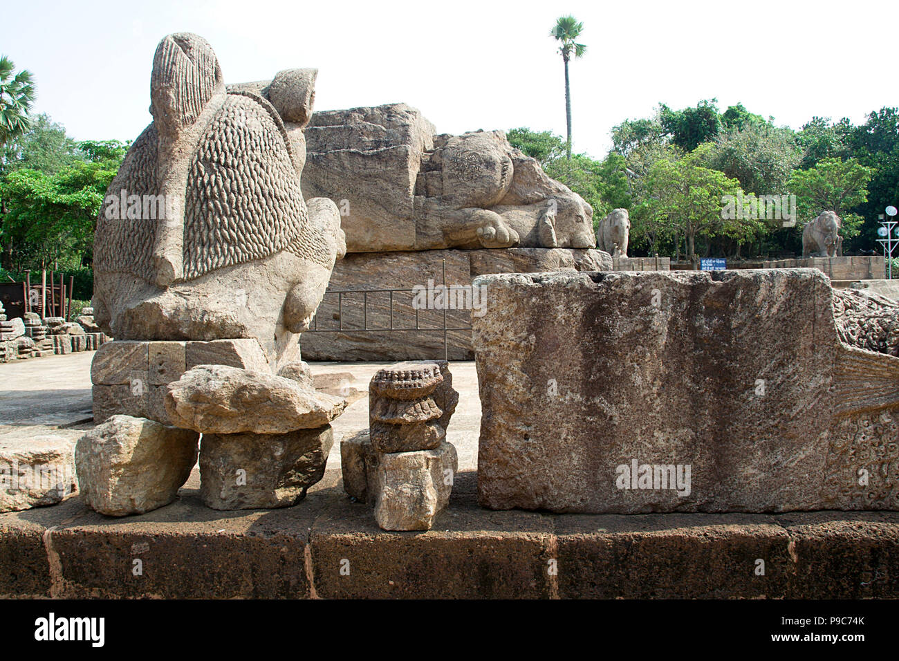 Raccolta di semi-finiti e non sculture a Sun tempio, Konark, Odisha (Orrissa), India, Asia Foto Stock