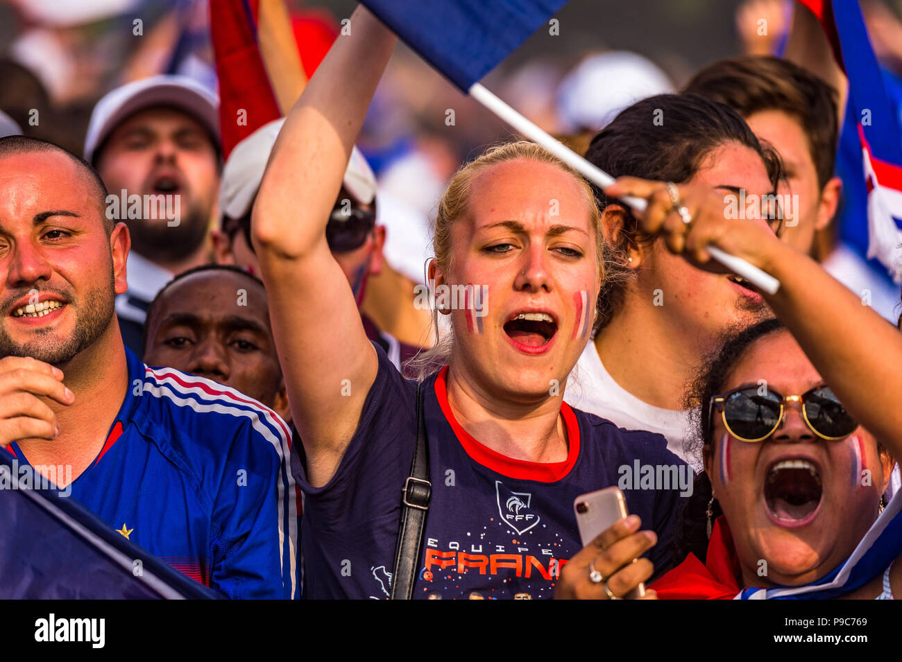 Parigi, Francia. Il 15 luglio 2018. Una grande folla di giro a Parigi per guardare la Francia vince la Coppa del mondo. Parigi, Francia. Credito: Samantha Ohlsen/Alamy Live ne Foto Stock